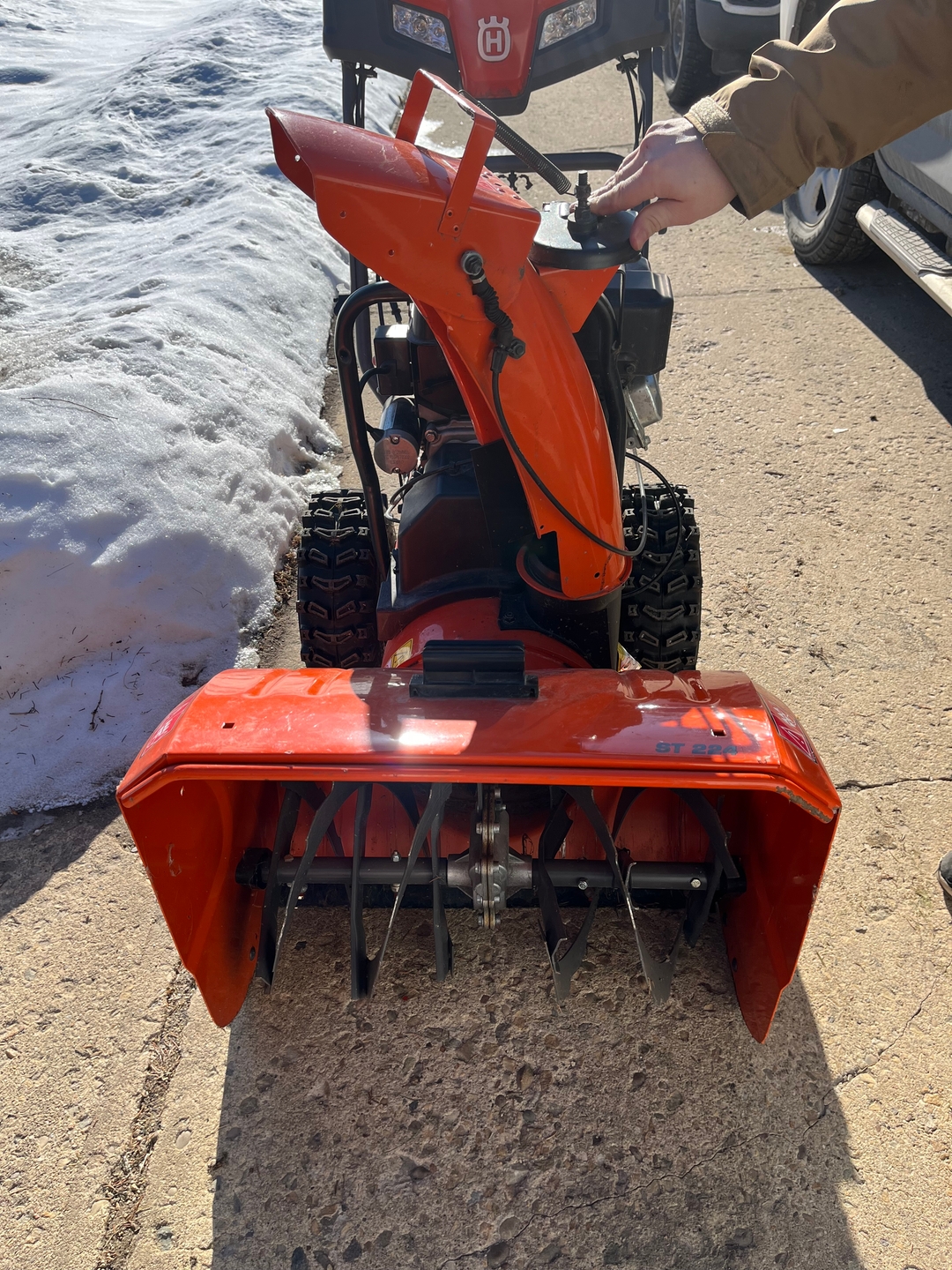 Husqvarna  snowblower - 4 - 1732323545405_IMG_6047