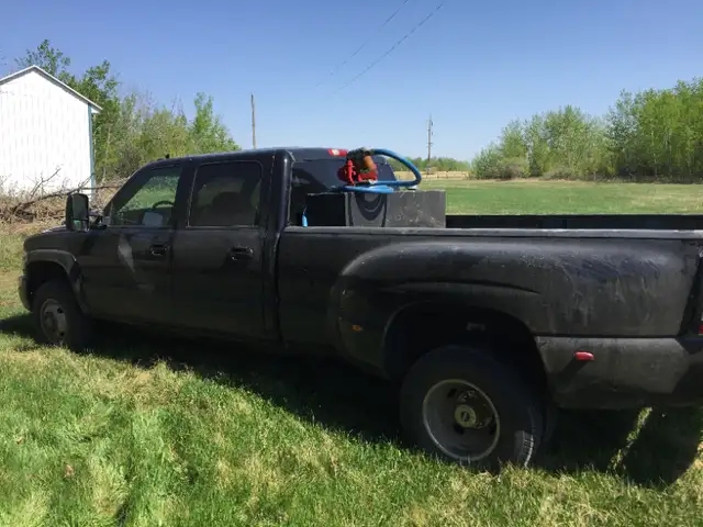 2006 GMC Sierra dually - 4 - 1734474614925_Sierra_Dually4