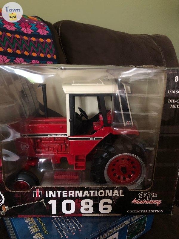 Die cast toy tractor - 1 - 843180-1674417197