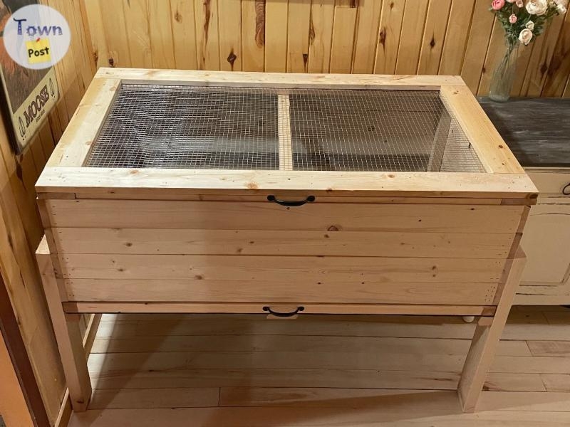 Raised wooden chick brooder  - 1 - 983807-1702790160