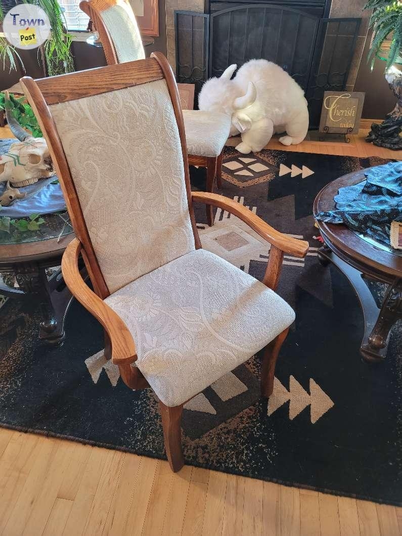 Oak table. 6 chairs and corner hutch .  - 5 - 1010941-1708704223_3