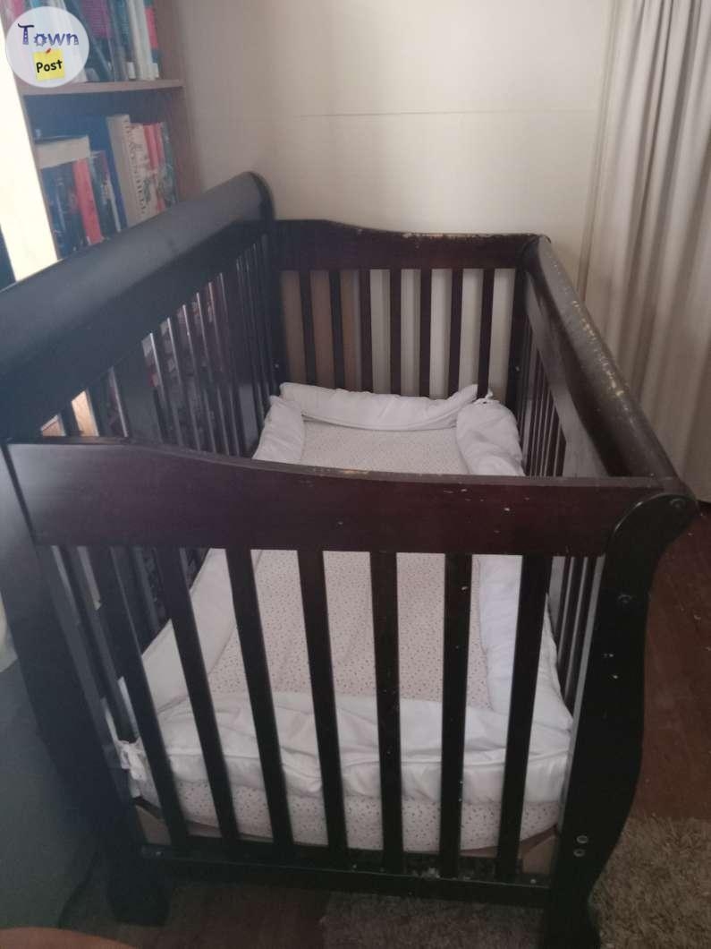 Crib, mattress, bumper pads and 2 fitted sheets - 1 - 1013383-1709232300