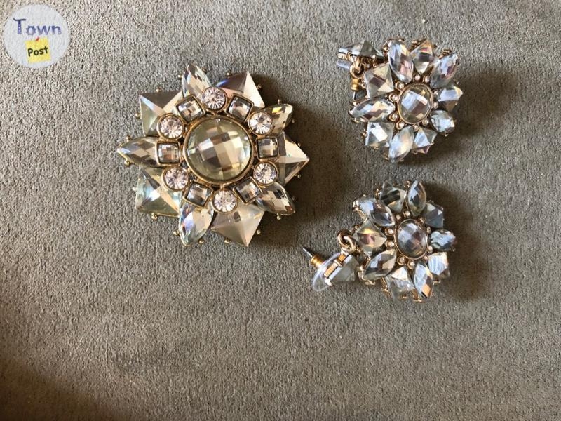 Pretty pin and pierced earrings set - 1 - 1038428-1715211517