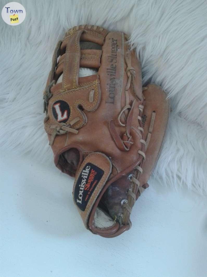 Louisville Slugger Softball, Fastpitch & Slo-Pitch glove - 1 - 1051129-1718392589