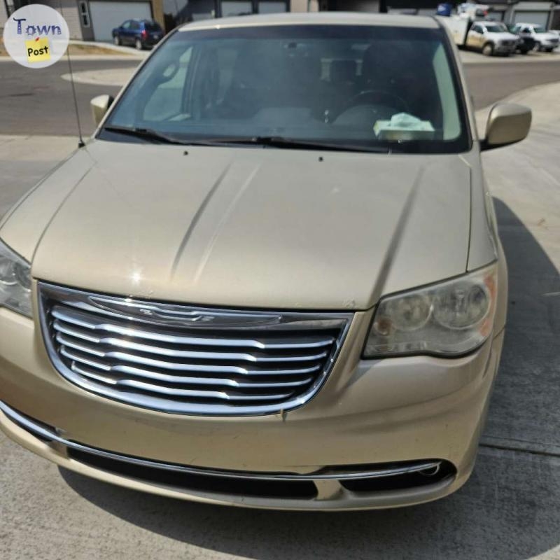 2011 Chrysler Town and Country  - 6 - 1067255-1722146624_4