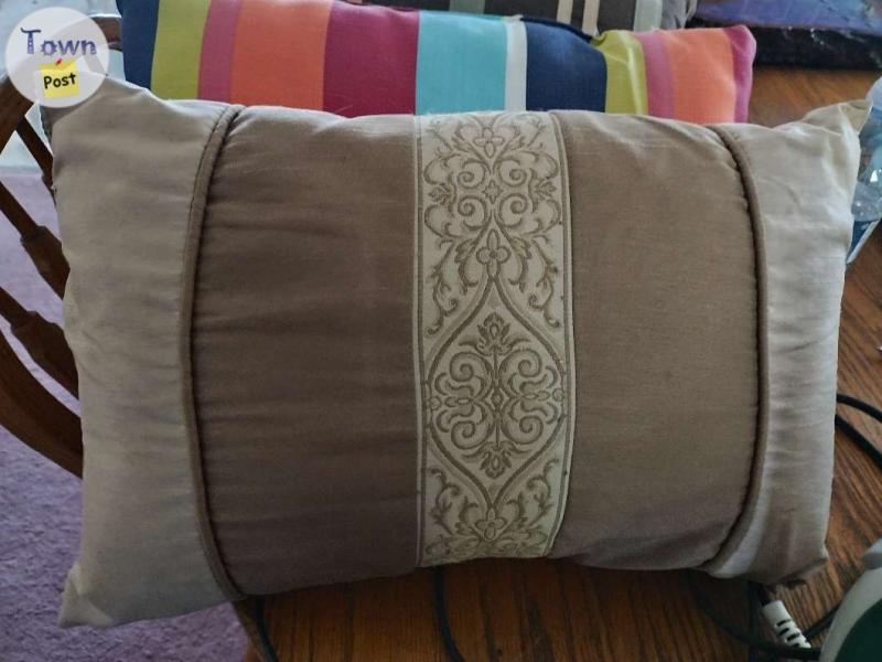 10 accent pillows  - 2 - 1079410-1725220607_0