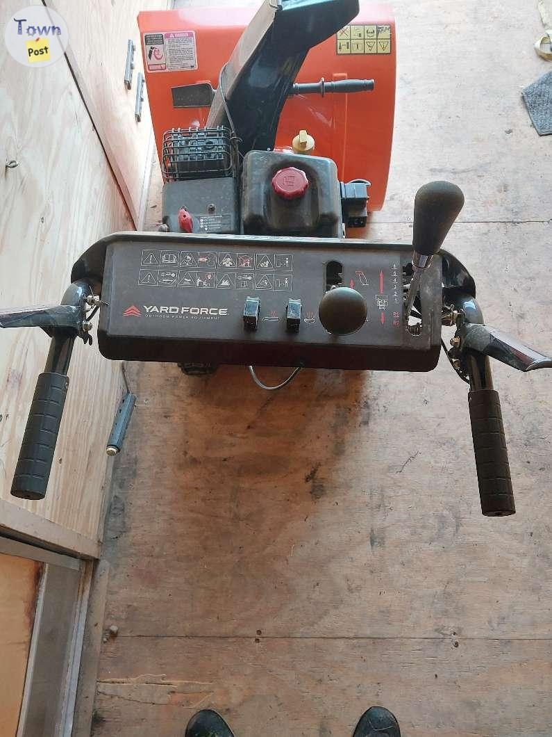 26" Snowblower new condition - 7 - 1082969-1726100009_5