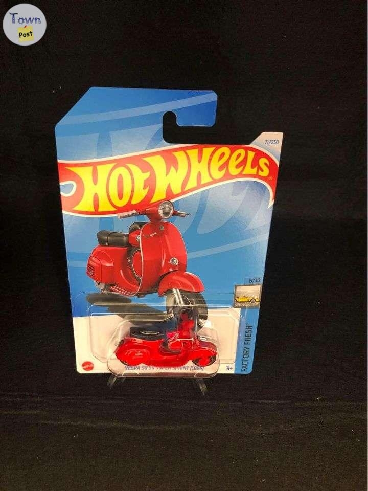 Hot Wheels 1966 Vespa 90 SA Sprint scooter - 1 - 1085432-1726754747