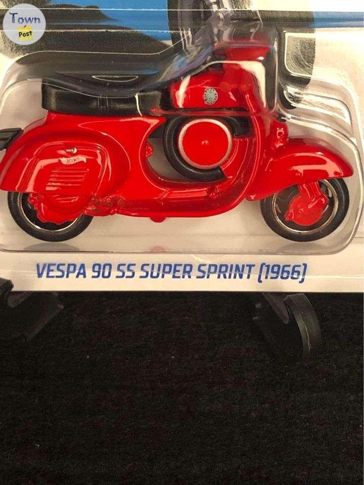 Hot Wheels 1966 Vespa 90 SA Sprint scooter - 3 - 1085432-1726754747_1