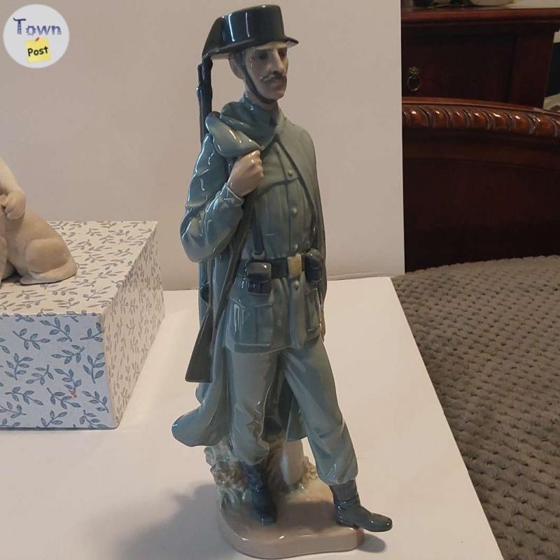 7 Lladro figures, collector's museum, privilege society pieces and more - 7 - 1057186-1730086377_5