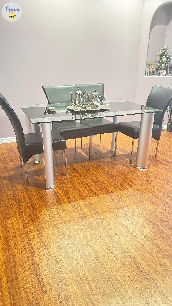 Elegant and classy solid table with matching leather chairs. - 2 - 1096169-1729548055_0