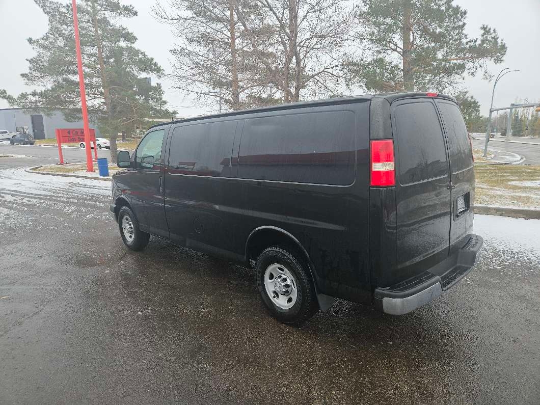 2015 Chevrolet 2500 Express Cargo Van VERY CLEAN NO RUST - 7 - 1100196-1730581036_1