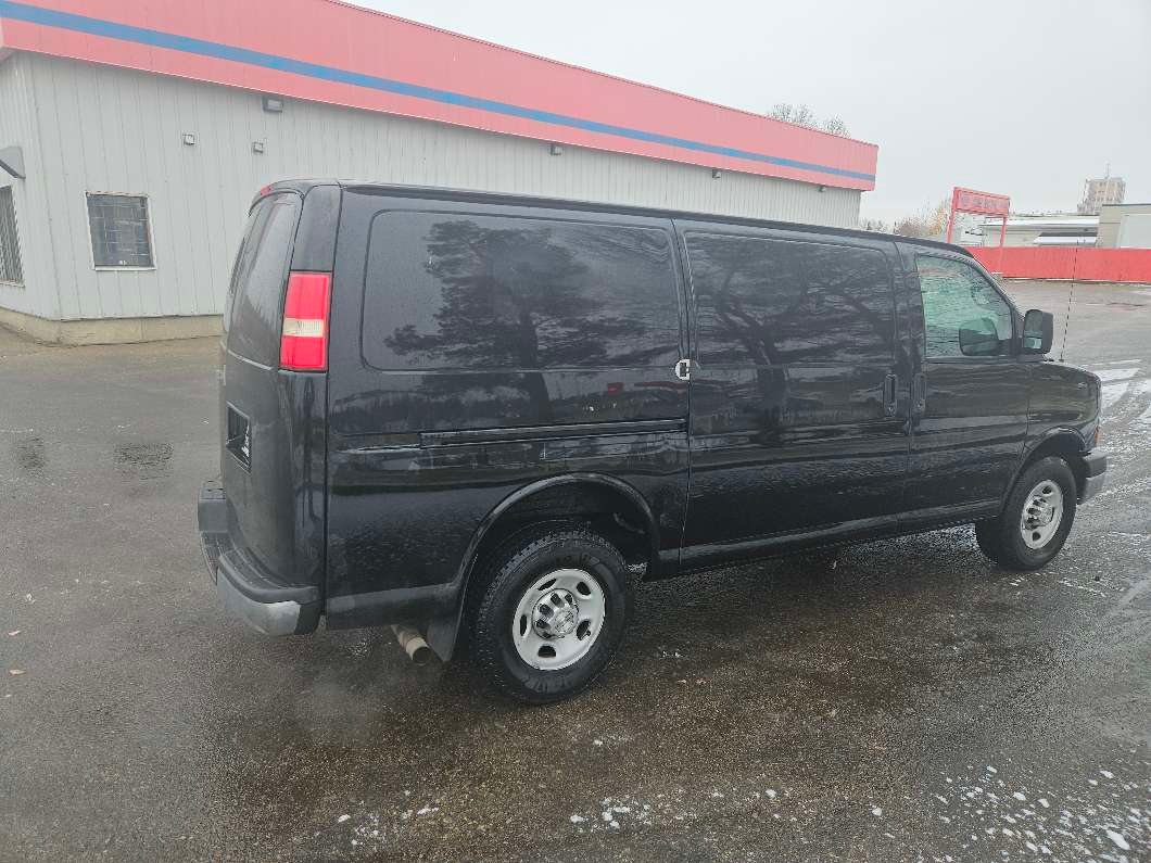 2015 Chevrolet 2500 Express Cargo Van VERY CLEAN NO RUST - 8 - 1100196-1730581036_2