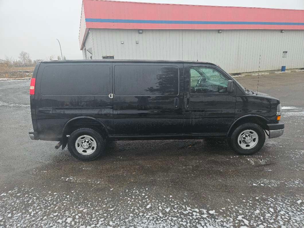 2015 Chevrolet 2500 Express Cargo Van VERY CLEAN NO RUST - 9 - 1100196-1730581036_3