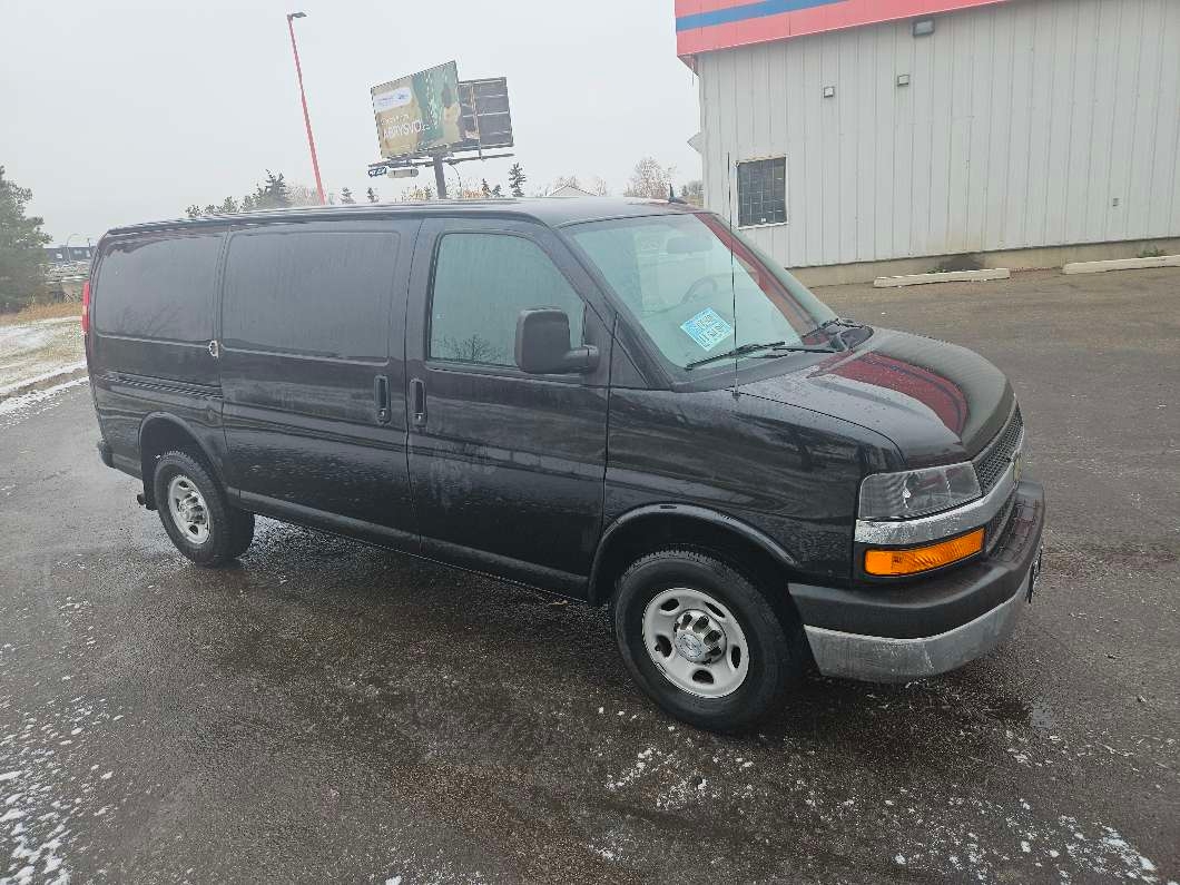 2015 Chevrolet 2500 Express Cargo Van VERY CLEAN NO RUST - 10 - 1100196-1730581036_4