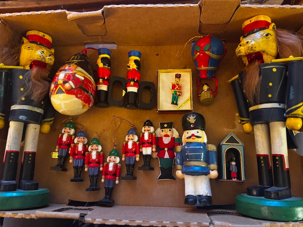 Collection of Nutcrackers, including Lion Nutcrackers - 1 - 1103457-1731367530