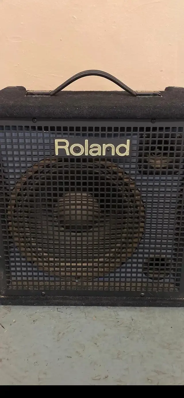 Photo of Roland stereo mixing keyboard amplifier KC-300