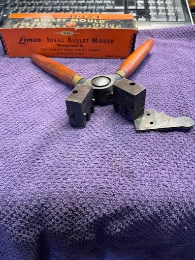 Photo of LYMAN IDEAL 358432 DUAL CAVITY WADCUTTER BULLET MOULD - 2