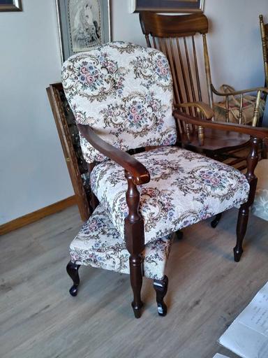 Photo of Antique chair with foot stool - 1