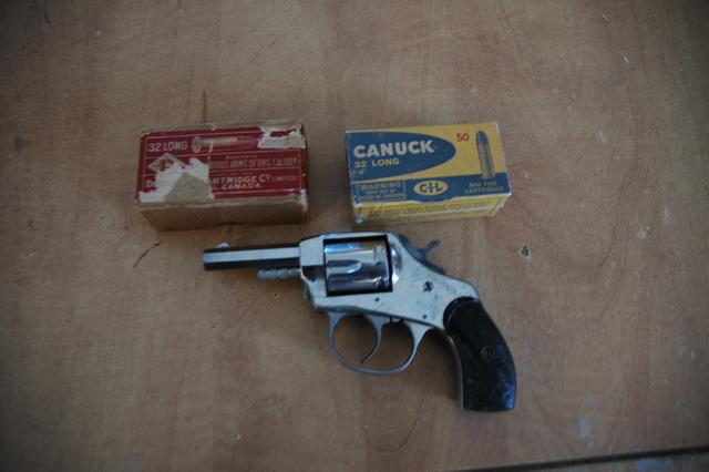 Photo of antuiqe bulldog 32 RF revolver