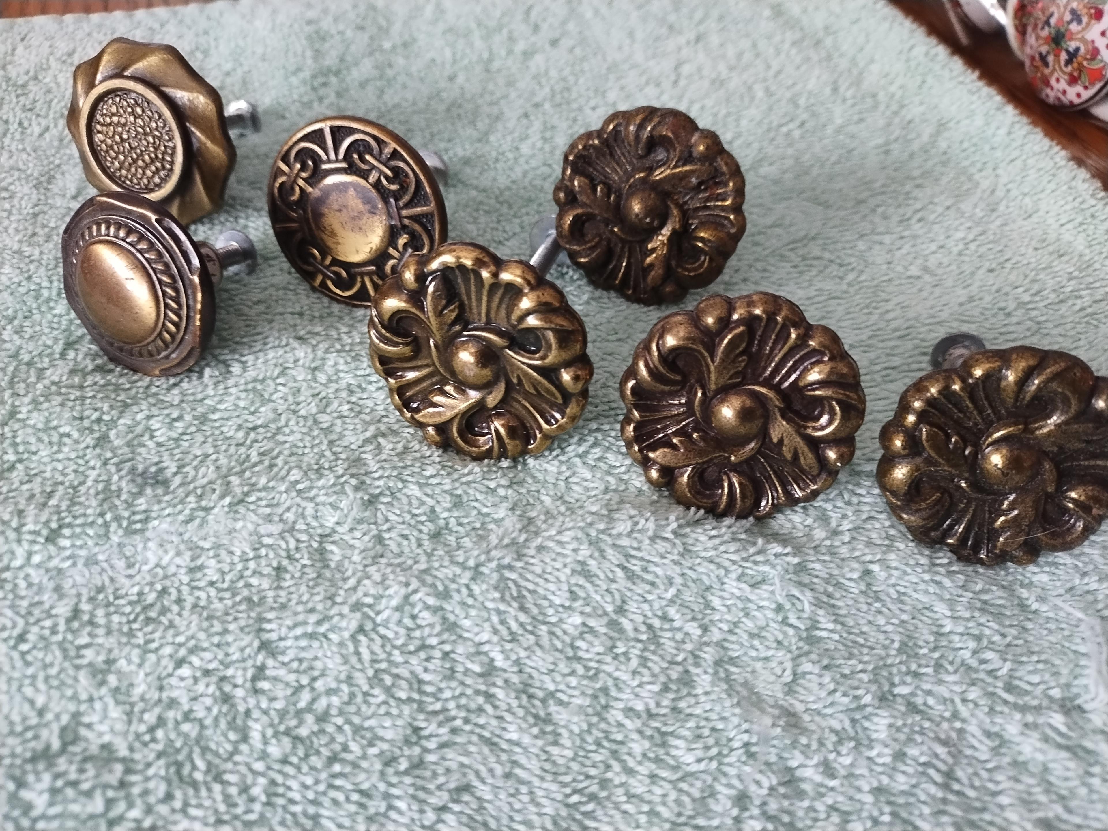 Photo of Assorted drawer pulls/knobs