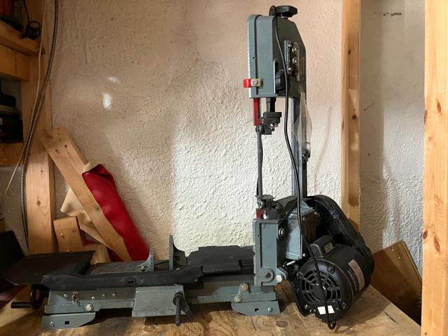 Photo of metal cutting bandsaw