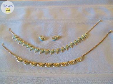 Photo of QUALITY VINTAGE ~ CORO NECKLACES - 1