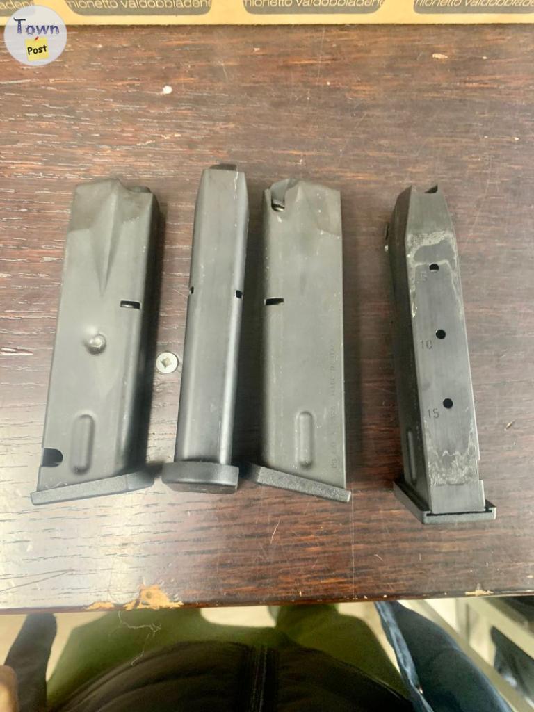 Photo of BERETTA 92FS 9mm magazines 10/15 rounds 