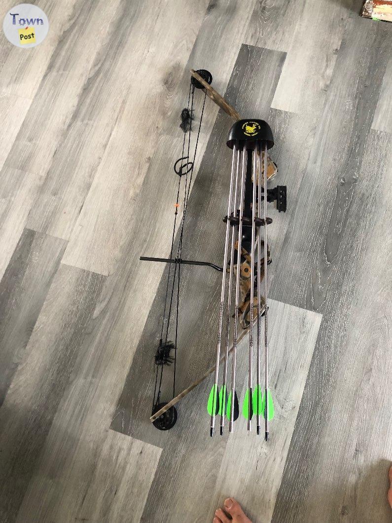 Photo of Browning Youth Bow with arrows 