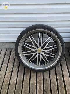 Photo of Chrysler 300 22" rims