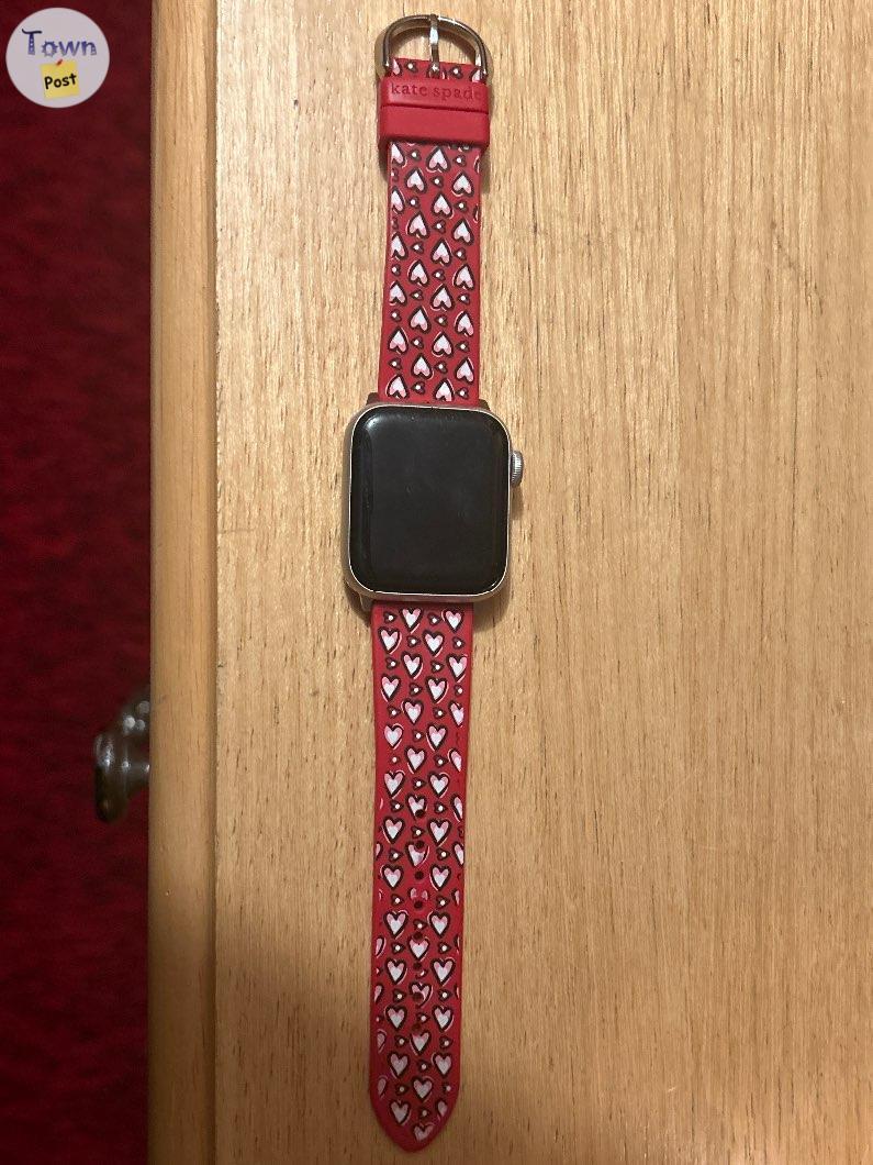 Photo of Apple Watch SE 40 MM Aluminum Case