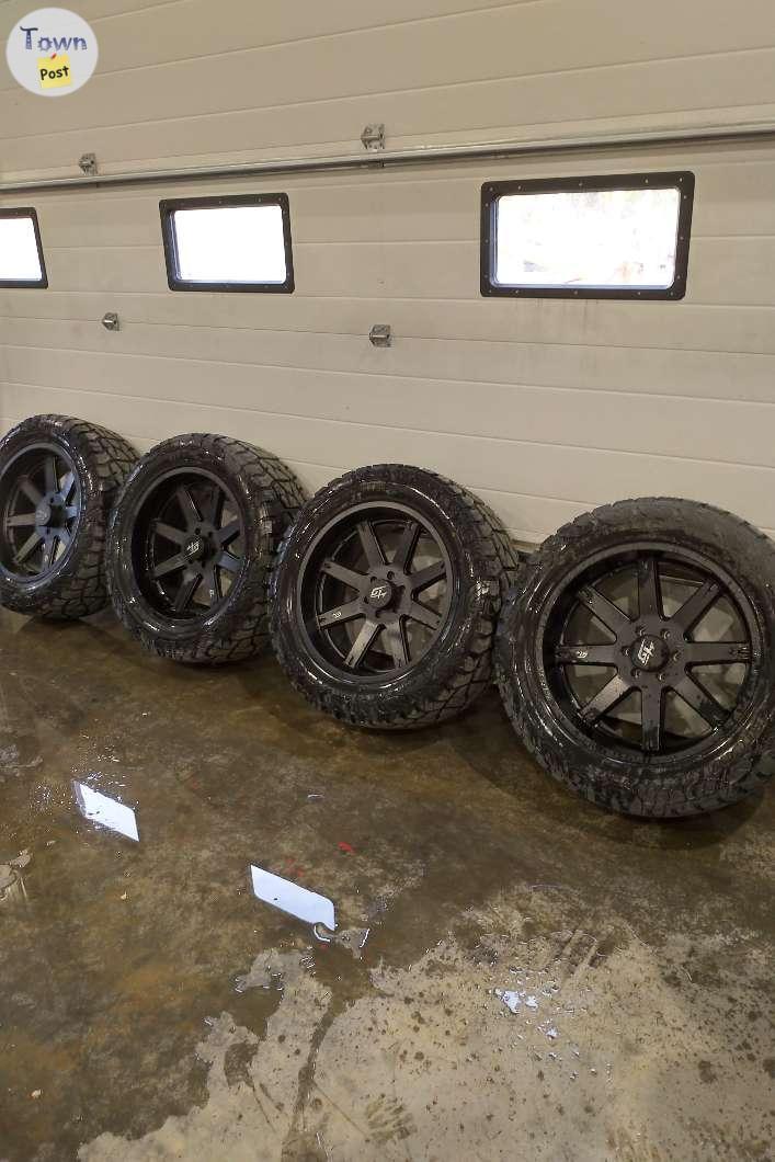 Photo of 22x10 -18 with 35s $1600