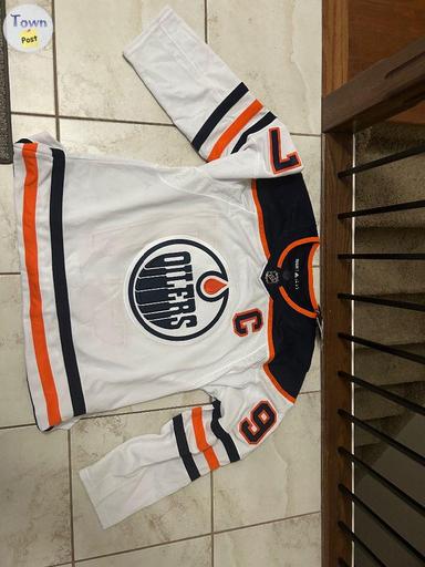 Photo of Edmonton Oiler Connor McDavid Sweater - 1