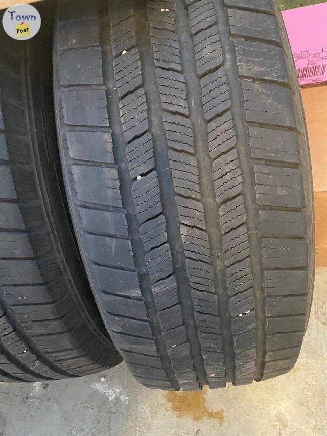 Photo of Michelin Defender LTX M/S LT 265/70R17