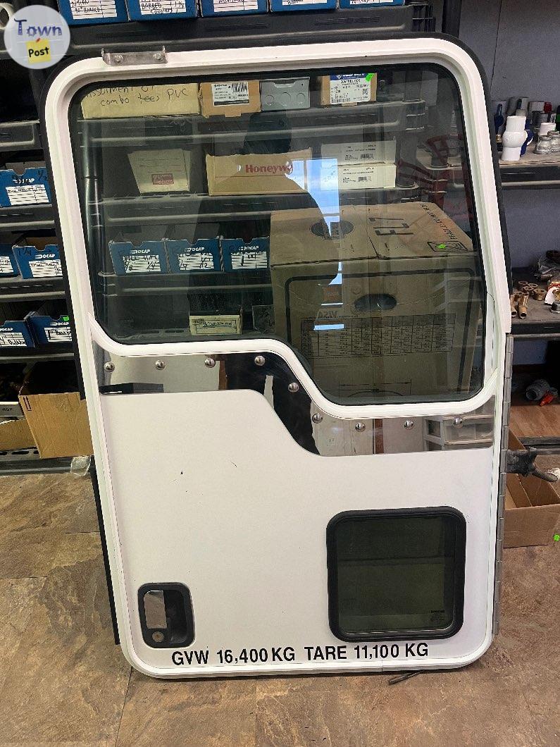 Photo of 2018 kenworth door