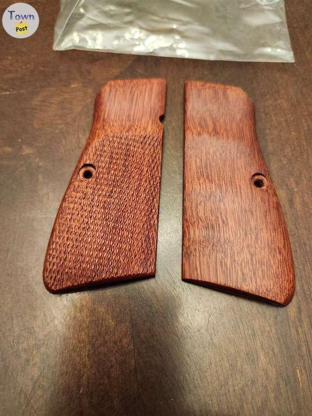 Photo of CZ75 hardwood grips new