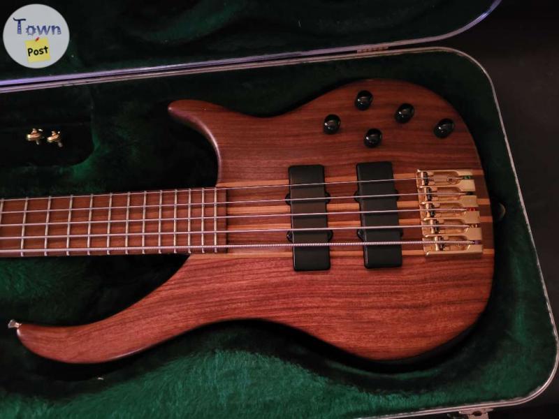 Photo of Peavey 5 string bass