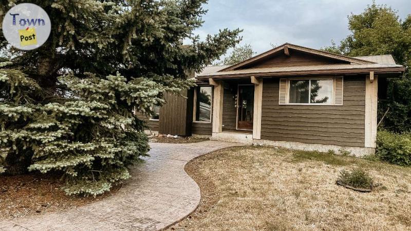 Photo of 3 Bedroom home, Large Lot in charming Nanton