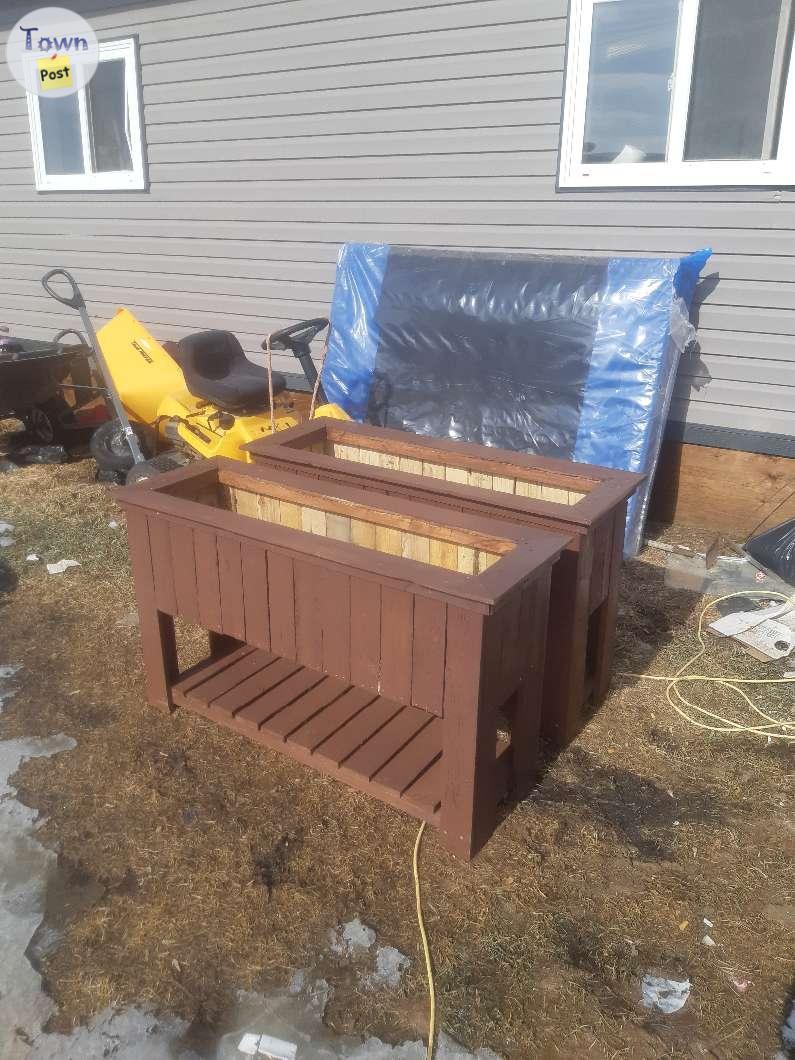 Photo of refurbish pallet planters