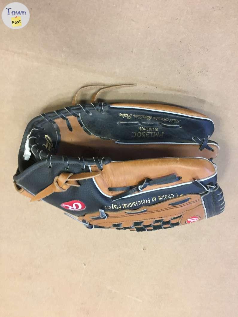 Photo of left hand soft ball glove