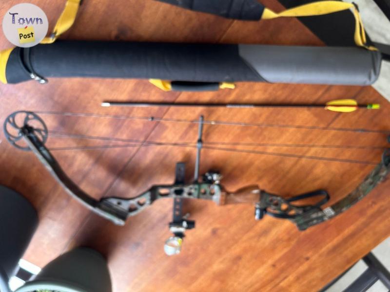 Photo of Left handed bow with quiver