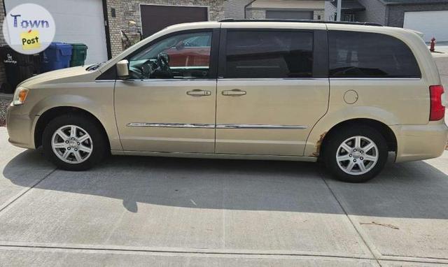 Photo of 2011 Chrysler Town and Country 