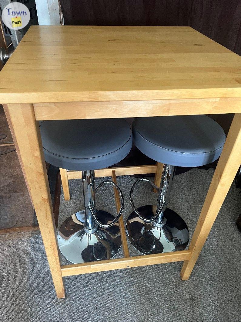 Photo of Bar height, table and stools