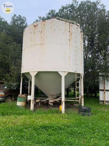 Photo of Grain bin and auger - 1