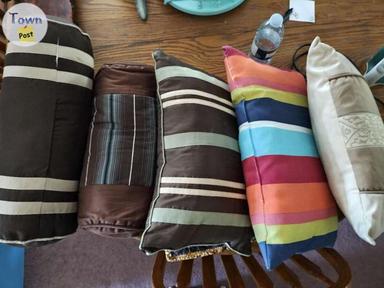 Photo of 10 accent pillows  - 1