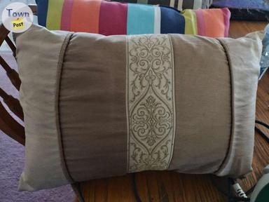 Photo of 10 accent pillows  - 2