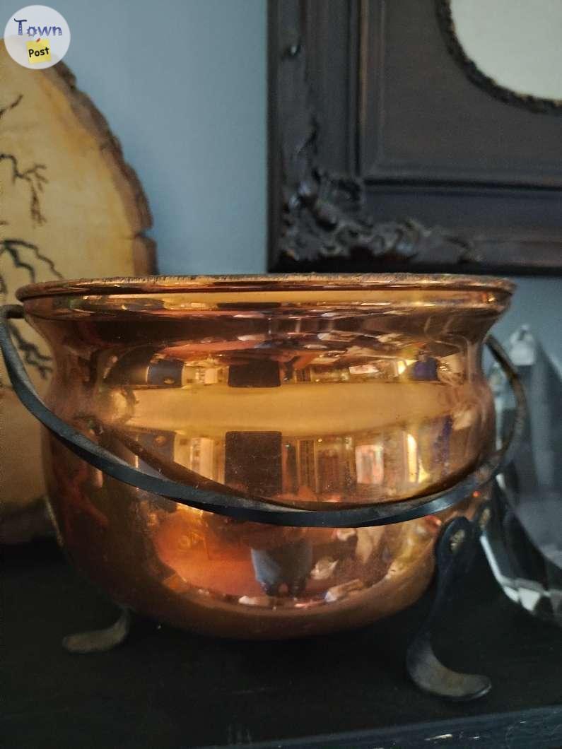 Photo of 2 copper pots