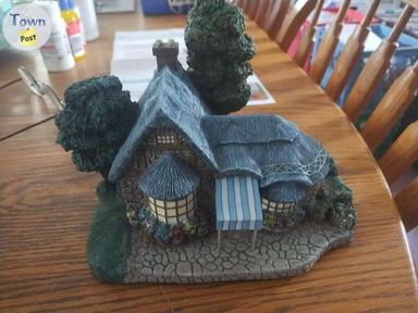 Photo of Thomas Kinkade's Lamplight Village piece - 1