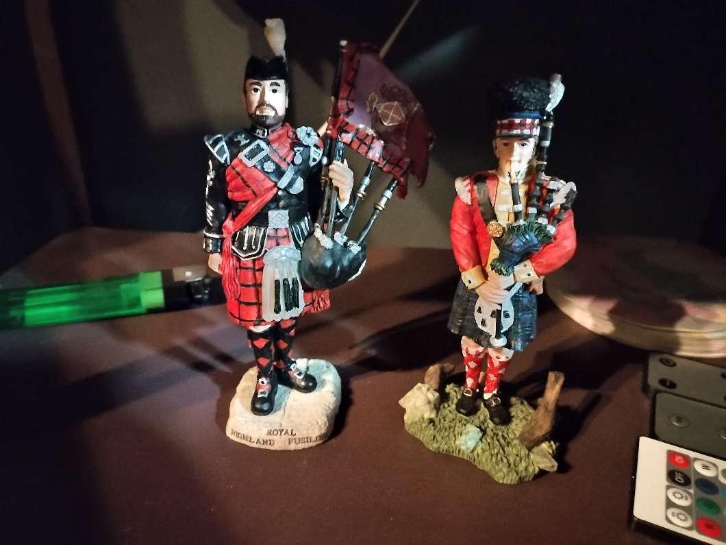 Photo of 2 Scottish figures