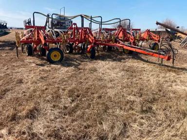 Photo of 2000 Bourgault 8800/3195/4000 Seeder, Tank & Packers - 1